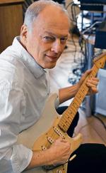David Gilmour (1946)  zasłynął jako głos i gitara Pink Floyd, gdzie zastąpił Syda Barretta. Z jego  udziałem zespół przeistoczył się z formacji grającej  muzykę psychodeliczną w sztandarową formację rocka symfonicznego. W latach 80., po konflikcie z Rogerem Watersem,  wygrał sprawę o prawo  do nazwy  grupy i stanął na czele tria. Wydał trzy  solowe płyty studyjne:  „David  Gilmour” (1978),  „About Face” (1984)  i „On an  Island” (2006), którą promował m.in. w Gdańsku  
