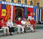 Kuracjusze wypatrują na deptaku znanych uczestników forum 