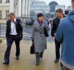 Godz. 9. Prezydent Warszawy Hanna  Gronkiewicz- -Waltz  jako jedyna przybywa do pracy autobusem. Jej najbliżsi współpracownicy woleli wygodne limuzyny. Zaskoczeni obecnością  fotoreportera „Życia  Warszawy”  byli… 