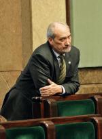 Antoni Macierewicz przekonuje, że marszałek Komorowski ma moralny obowiązek stanąć przed Sejmową Komisją Sprawiedliwości, która go zaprosiła na dzisiejsze posiedzenie, i wyjaśnić swe postępowanie w sprawie aneksu do weryfikacji WSI 