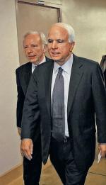 Senatorowie John McCain i Joe Lieberman (z lewej) na Kapitolu 