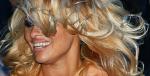 Pamela Anderson, aktorka urodzona w Kanadzie, zasłynęła z zamiłowania do poprawiania swojego wyglądu. Wydatne usta zawdzięcza kosmetycznym zabiegom 