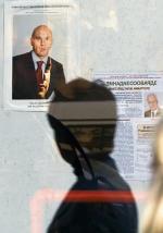 Kampania przed-wyborcza najbardziej widoczna jest na ulicach Mińska (na zdjęciu: plakaty odbite  w szybie autobusu) 