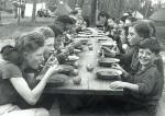 Wychowankowie Domu Sierot Żydowskich w Otwocku przy obiedzie 