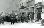 Manifestacja społeczności żydowskiej Dzierżoniowa w 1946 r., w rocznicę zakończenia wojny 