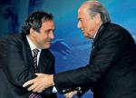 Spełnia się najgorszy scenariusz: Joseph Blatter (z prawej) i Michel Platini połączyli siły, by bronić związku przed ministrem 
