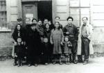 Repatrianci z ZSRR przed siedzibą samorządu żydowskiego w Bielawie 