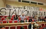 Podczas wielu sesji Rady  Warszawy  przeciwnicy dofinansowania stadionu na Łazienkowskiej głośno i widocznie wyrażali swój sprzeciw. Na zdjęciu: protest z 28 sierpnia 2008 roku  