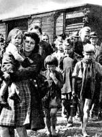 Rząd Niemiec nadal stoi na stanowisku, że wysiedlenia ludności niemieckiej po wojnie były sprzeczne z prawem. (Na zdjęciu: Rok 1945. Wysiedleńcy  przybywają do Niemiec) 