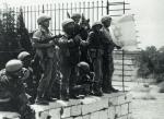Żołnierze izraelscy po zajęciu Jerozolimy w wojnie sześciodniowej pod Ścianą Płaczu 