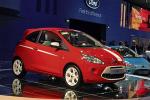 Ford ka jest pierwszym modelem marki produkowanym w Polsce. Auto powstaje w fabryce Fiata w Tychach, bo ka wykorzystuje podwozie fiatów 500 i panda. Samochody mają taki sam rozstaw osi: 230 cm. Do salonów trafią jesienią
