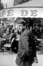 Milan Kundera od lat mieszka we Francji. Gdy przyjeżdżał do ojczyzny, odmawiał kontaktów z prasą, a nawet meldował się w hotelach pod zmienionym nazwiskiem (na zdjęciu: w Paryżu w 1975 roku) 