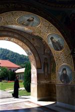 Wejście do monastyru Brancoveanu zdobią kolorowe freski