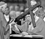 Kardynał Josef Ratzinger i Jan Paweł II w czasie uroczystości Wielkiego Piątku 18 kwietnia 2003 roku 