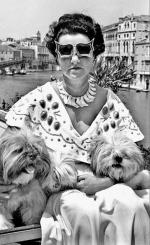 Peggy Guggenheim na tarasie swego pałacu  w Wenecji, lata 60.  Jak zwykle towarzyszą jej ulubione psy 