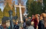 Po cmentarzu Bródnowskim spacerowało z „ŻW” kilkaset osób 