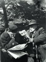 Żydzi czytający gazety w Ogrodzie Saskim w Warszawie, okres międzywojenny 