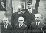 Właściciele i wydawcy dziennika „Hajnt”, od lewej siedzą : S. Jackan, Ch. Finkelsztajn, N. Finkelsztajn, stoją: A. Gawze i A. Goldberg 