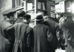 Żydzi czytający gazety w ulicznej witrynie