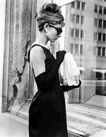 Audrey Hepburn  w „Śniadaniu  u Tiffany’ego”. Ideał elegancji kilku pokoleń  w sukience projektu Huberta Givenchy 