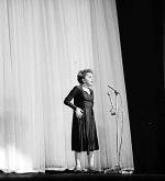 Edith Piaf śpiewa w Olimpii w 1962 roku. Zawsze w skromnej prostej czarnej sukience 