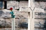 Turyści z Polski zostawiają  na grobach żołnierzy różańce  i biało-czerwone kwiaty 