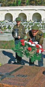 Druhowie z Harcerstwa Polskiego na Ukrainie składają wieniec na polskim Cmentarzu Orląt, 1 listopada 2005 roku 