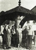 Natan Korzeń (drugi od prawej) przy studni na rynku w Kazimierzu Dolnym w towarzystwie (stoją od lewej): Józefa Śliwniaka, Henryka Barcińskiego, Vincenta Braunera, Natana Szpigiela i Symchy Trechtera