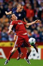 Robbie Keane (na pierwszym planie) i John Heitinga (Atletico). Na boisku w Liverpoolu było wiele takich twardych pojedynków 