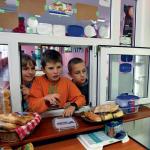 W szkolnym sklepiku powinna być zdrowa żywność: owoce, świeże kanapki  i naturalne soki  