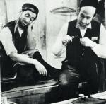 Israel Szumacher w filmie „Weseli biedacy” („Frajleche kabcunim” – 1937) 