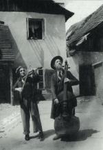Molly Pikon w filmie „Judel gra na skrzypcach” znanym także jako „Judel ze skrzypkami” („Jidł mitn fidł” – 1936) w reż. Józefa Grina (Greena) i Jana Nowiny-Przybylskiego ≥