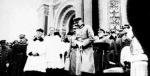 Józef  Piłsudski na stopniach soboru św. Aleksandra Newskiego wręcza ordery Virtuti Militari. W tym czasie świątynia służyła już jako kościół garnizonowy 