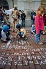 We wrześniu rodzice i dzieci protestowali przeciwko obniżeniu wieku szkolnego z siedmiu do sześciu lat przed kancelarią premiera 