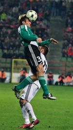 Mecz w Bełchatowie. Miroslav Radović (Legia)  nad Piotrem Kuklisem 