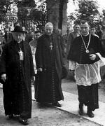 Od lewej: prymas August Hlond,  bp Stefan Wyszyński  i ks. Franciszek Zawisza w 1948 r.  (archiwum państwowe w Zamościu)