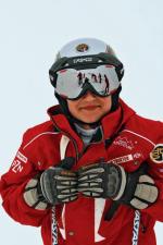 Kask, gogle, rękawiczki, luźny kombinezon to podstawowe wyposażenie narciarza