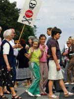 Ponad 50 mieszkańców walczyło  o montaż świateł,  blokując  ul. Kasprzaka.To nielegalna pikieta w tej sprawie z 13 czerwca.  Drogowcy obiecują, że światła powstaną wiosną przyszłego roku. Mają być zgrane z sygnalizatorami przy al. Prymasa  Tysiąclecia 