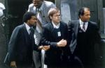 John Hinckley (w środku) usiłował w 1981 roku zastrzelić prezydenta USA Ronalda Reagana 