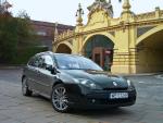 Renault laguna GT wyposażony jest w system czterech kół skrętnych 