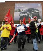 Protest związkowców z IG Metall  przed  zakładami Opla w Ruesselsheim. Związkowcy domagają się 8-procentowych podwyżek płac 