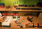 Wśród eksponowanych na wystawie zabawek znalazły się m.in. kolejki, samoloty, żołnierzyki i lalki z epoki