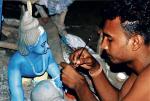W dzielnicy Kumartuli powstają tysiące malowanych bogów rocznie