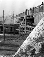 Listopad  1946 r. Robotnicy kończą odbudowę konstrukcji zniszczonej podczas wojny   
