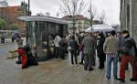 Oto dwie twarze firmy AMS. Estetyczny nowoczesny kiosk na  Krakowskim Przedmieściu. 