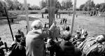 Pogłoski o próbie usunięcia papieskiego krzyża ze żwirowiska doprowadziły w 1998 roku do protestów. Ustawiono tam wówczas ponad 200 krzyży  