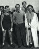 Szapsa Rotholc (z lewej) gwiazda klubowa RSWF Gwiazda-Sztern Warszawa, po wygranej walce z mistrzem Śląska Józefem Welgrünem (ŻTGS Makabi Sosnowiec) w 1936. W środku sędzia pojedynku Wiener 