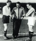 Od prawej: Leon Sperling (Cracovia), sędzia Kazimierz Wardęszkiewicz (Łódź), Józef Ziemian (Legia), podczas meczu Cracovia – Legia, Warszawa 1932 