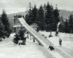 Widok wieży startowej toru saneczkowego z Góry Parkowej w Krynicy podczas ME w saneczkarstwie w 1935 roku  