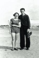 Sprinter Erwin Lichtblau wraz z żoną Heleną Bersohn-Lichtblau na boisku w Palestynie. Druga połowa lat 30. 